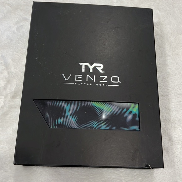 TYR VENZO Kneeskin - Picture 3 of 6